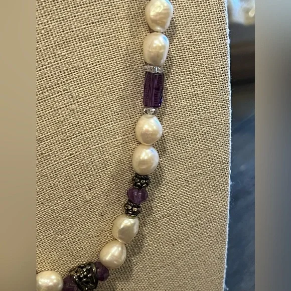 Large freshwater pearl necklace with purple glass beads and silver accents - Picture 10 of 14